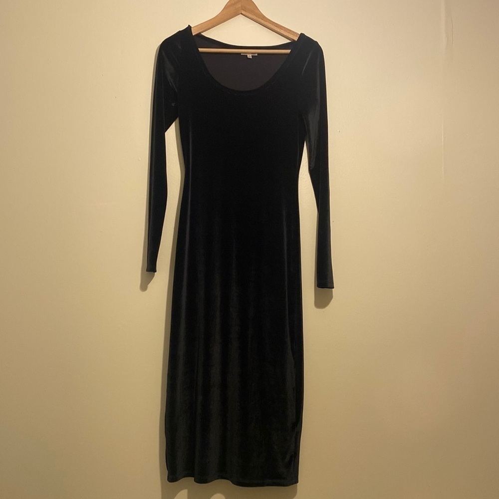 Aritzia Wilfred black velvet midi dress. Size S